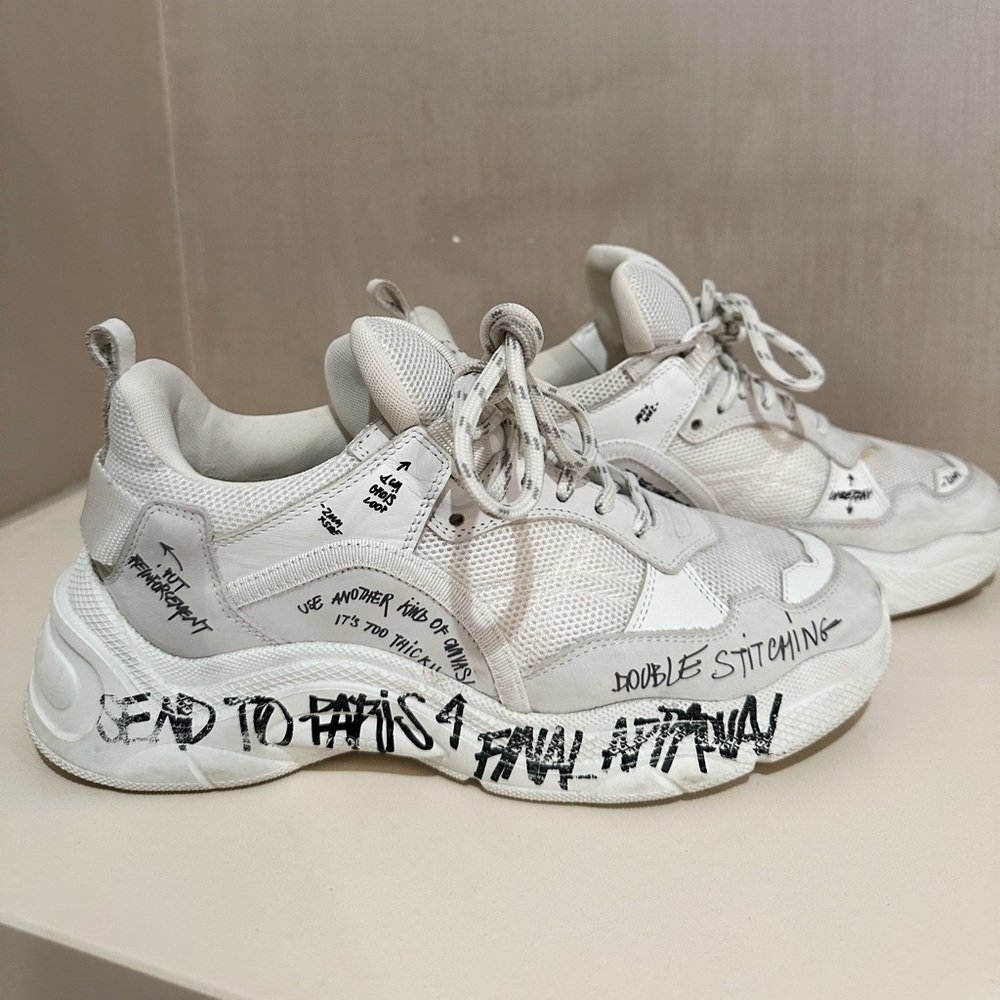 IRO CURVE RUNNERX, GRAFFITIED‎ WHITE SNEAKER SIZE 9
